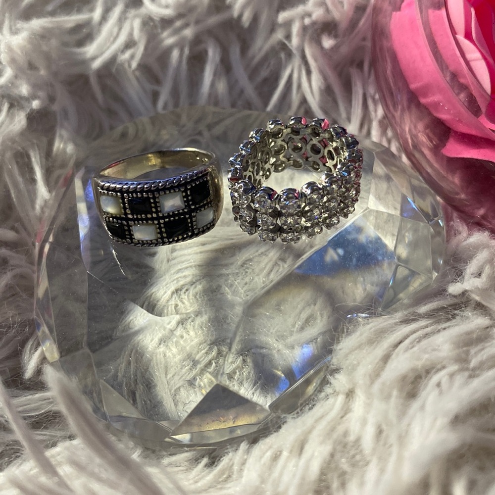 A set of 2 rings
